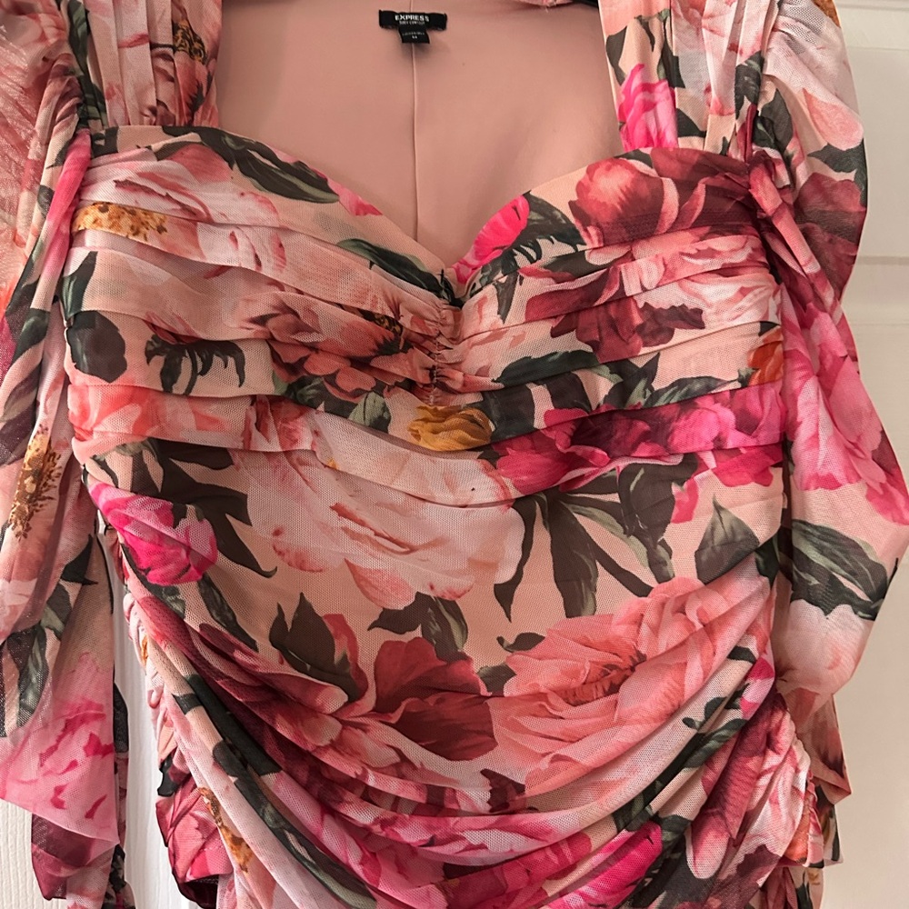Express Pink Floral Ruched Sweetheart Neck Blouse - Picture 3 of 3